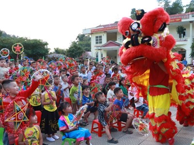 Ấm áp “Biên cương - Đêm hội trăng rằm” nơi biên giới Lai Châu