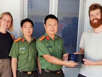Công an xã Mường Pồn trao trả hộ chiếu thất lạc cho 4 du khách