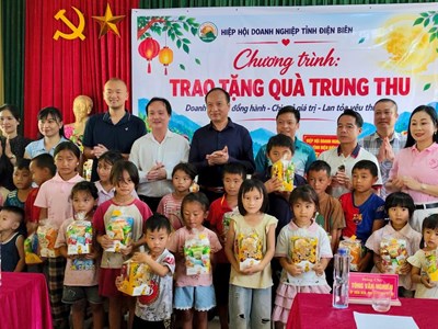 400 suất quà Trung thu đến với thiếu nhi quê hương Anh hùng liệt sĩ Vừ A Dính