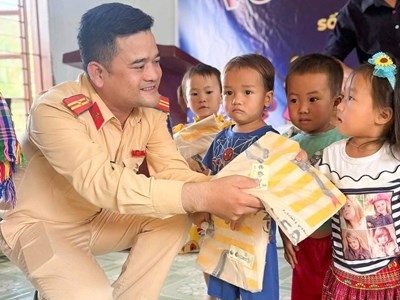 Mang Trung thu ấm áp đến với trẻ em Mông vùng cao Hua Lạnh