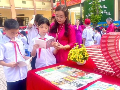 “Trang sách kể chuyện Bác Hồ” đến với học sinh Lào Cai