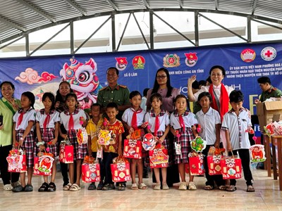 Trao 300 phần quà Trung thu cho học sinh Khmer có hoàn cảnh khó khăn