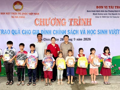 Khám bệnh, cấp thuốc miễn phí và trao quà cho 300 hộ nghèo xã Ba Chúc