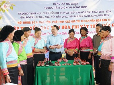 Người Xạ Phang ở Na Sang giữ nghề làm giày thêu truyền thống