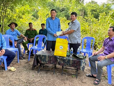 Lãnh đạo xã Ô Lâm thăm, động viên cán bộ, chiến sĩ Đội K93
