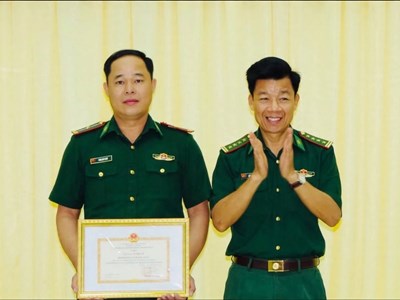 Biểu dương Thiếu tá Biên phòng nhặt được 85 triệu đồng, tìm người trả lại
