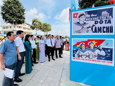 Khai mạc Triển lãm tranh cổ động tấm lớn tuyên truyền về biên giới, biển đảo Việt Nam