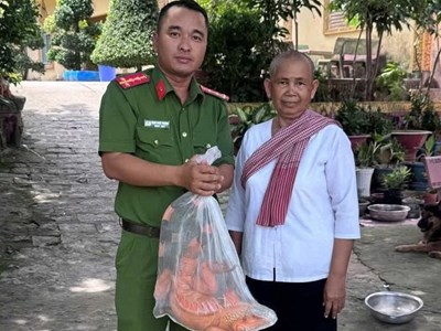 Người dân tự nguyện giao nộp động vật hoang dã được phóng sinh tại chùa