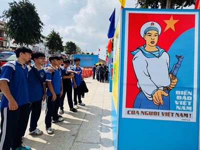 Học sinh chung tay hướng về Lễ hội quê hương