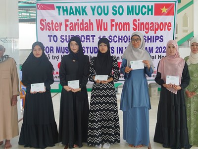Trao học bổng cho sinh viên dân tộc Chăm có hoàn cảnh khó khăn