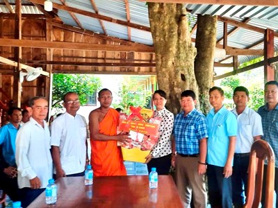 An Giang: Thăm, chúc mừng các chùa Khmer nhân Lễ Sen Đôn Ta