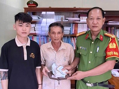 Công an đặc khu Phú Quốc hỗ trợ du khách nhận lại tài sản thất lạc