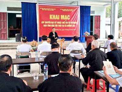 Người Thái ở Khổng Lào trao truyền kỹ thuật chế tác đàn tính