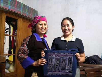 Cô giáo người Mông đưa thổ cẩm truyền thống vươn ra thị trường