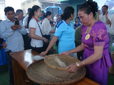 Về Ô Lâm vui hội giã cốm dẹp cùng đồng bào Khmer