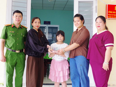 Hai nữ sinh ở An Giang nhặt được ví tiền, tìm người đánh rơi để trả lại