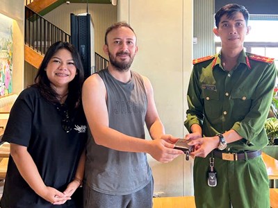 Phú Quốc hỗ trợ du khách Thổ Nhĩ Kỳ tìm lại ví đánh rơi