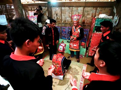 Lễ “đặt tên âm và lên đèn” của người Dao Thanh Hóa