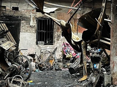 Sau tiếng nổ lớn, khói lửa bùng lên dữ dội