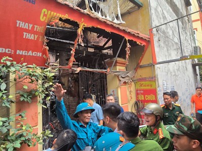 Đường Trung Kính ùn tắc sau vụ cháy làm 14 người tử vong