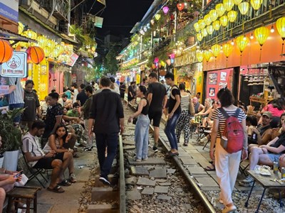 Khách "Tây" mạo hiểm tính mạng với phố cà phê đường tàu