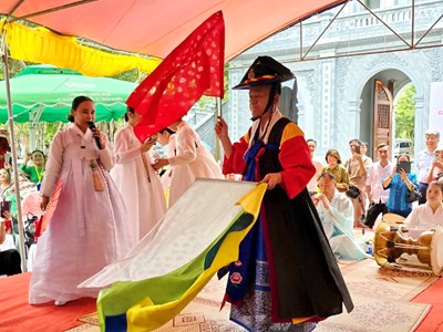 Khi nghệ nhân Hàn Quốc... “hầu đồng”