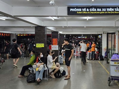 Người dân tranh thủ ra bắt xe về quê ngay trong buổi tối