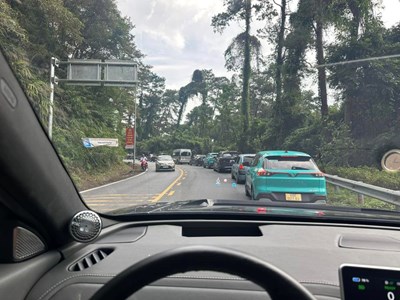 Nhiều điểm du lịch ùn tắc do quá tải khách du lịch