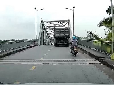 Công tác cứu hộ khó khăn do nước chảy xiết