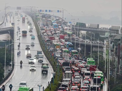 Cầu Vĩnh Tuy tắc, cấm thêm nhiều tuyến đường do ngập lụt