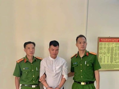 Bắt đối tượng có lệnh truy nã dưới “vỏ bọc” hướng dẫn viên du lịch 