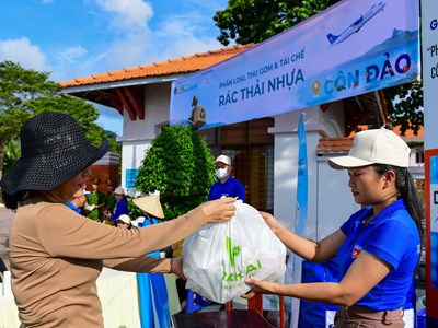 Thu gom rác nhựa, làm sạch biển xanh tại Côn Đảo