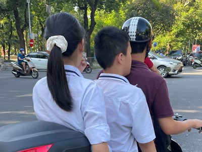 Phụ huynh, học sinh vẫn “đầu trần” khi tham gia giao thông