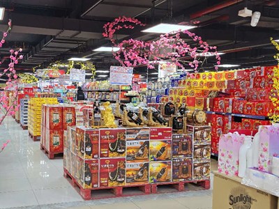 Người tiêu dùng “nhẩn nha” sắm Tết, siêu thị tung khuyến mại khủng