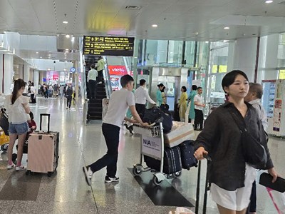 Tăng tần suất xe công nghệ, xe taxi, xe buýt tại sân bay dịp Tết Nguyên đán 2025