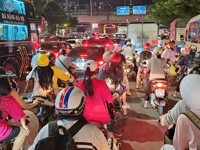 Siết chặt phương tiện cá nhân để giảm ùn tắc liệu đã hợp lý?