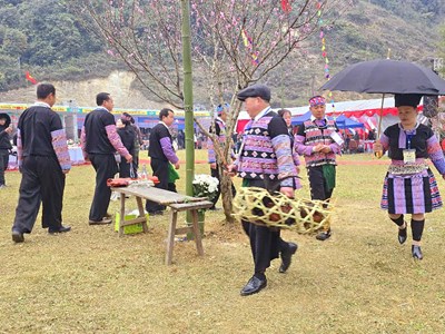 Người Mông vui hội Gầu Tào