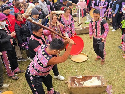 Rộn vang tiếng chày giã bánh dày mừng năm mới của người Mông