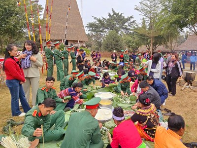 Đồng bào các dân tộc gói bánh chưng tặng người nghèo