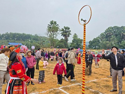 Lên vùng cao vui hội mùa Xuân