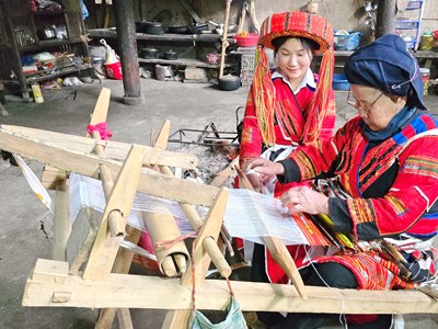 Phát triển du lịch cộng đồng gắn với bảo tồn bản sắc văn hóa