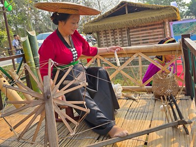 Phụ nữ Tây Bắc tự hào với nghề dệt truyền thống