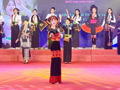 Thí sinh dự thi Người đẹp Hoa ban 2025 rực rỡ trong trang phục dân tộc