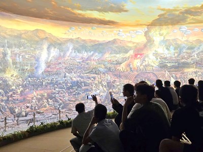 Du khách tìm đến Bảo tàng Chiến thắng Điện Biên Phủ dịp Lễ hội Hoa ban 2025
