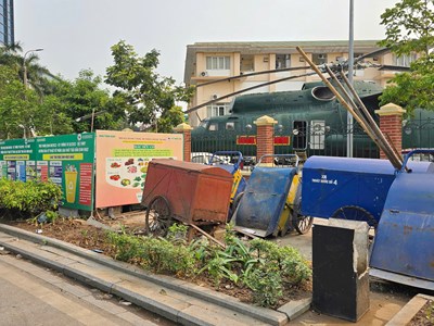 Rác thải vây quanh bảo tàng