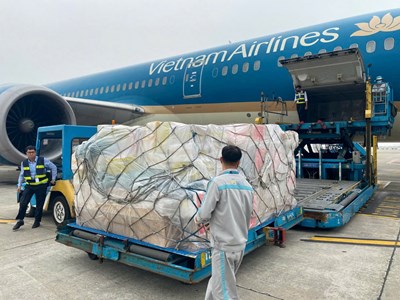 Vietnam Airlines vận chuyển gần 30 tấn hàng cứu trợ đến Myanmar