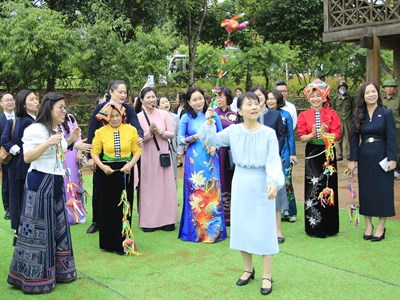 Phu nhân Thủ tướng  Nhật Bản và Việt Nam thăm Làng Văn hóa - Du lịch các dân tộc Việt Nam