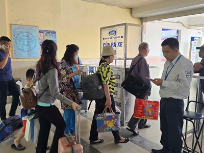 Tranh thủ ra bến xe từ trưa để tránh tắc đường