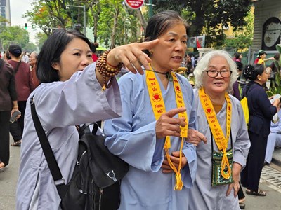 Người dân xếp hàng chiêm bái xá lợi Phật tại chùa Quán Sứ