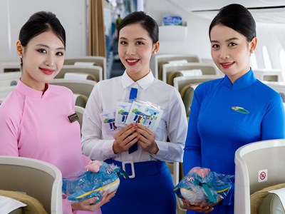 Đồng phục tiếp viên hàng không thay đổi thế nào trong 30 năm?